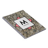 名前とモノグラムを付けた石灰岩の化石 ノートブック (右側)