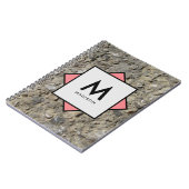 名前とモノグラムを付けた石灰岩の化石 ノートブック (左側)