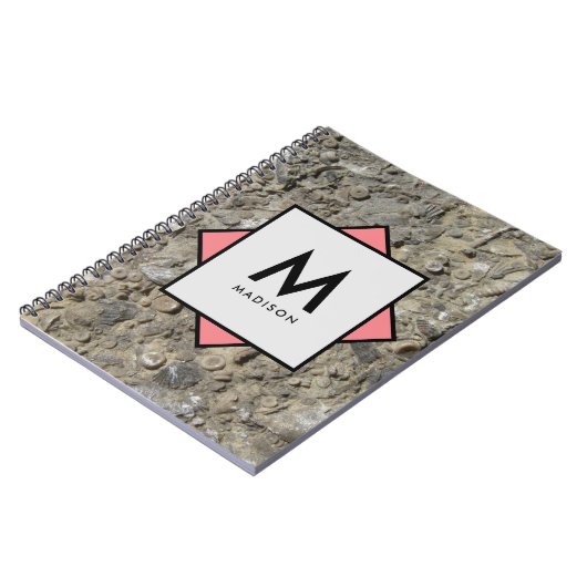 名前とモノグラムを付けた石灰岩の化石 ノートブック (左側)