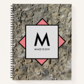 名前とモノグラムを付けた石灰岩の化石 ノートブック (正面)