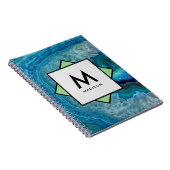 名前とモノグラムを付けた青いアゲイト ノートブック (右側)