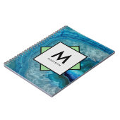 名前とモノグラムを付けた青いアゲイト ノートブック (左側)