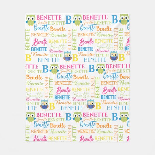 名前とモノグラムコラージュ付き緑と青のフクロウ フリースブランケット (正面)