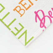 名前とモノグラムコラージュ付き緑と青のフクロウ フリースブランケット (角)