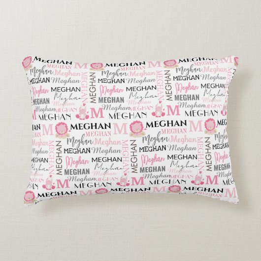 名前とモノグラム柄のピンクリオンとゼブラ アクセントクッション (正面)