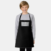 名前とモノグラム |グレーズブラック&シルバーフェイクズ エプロン (着用した状態)