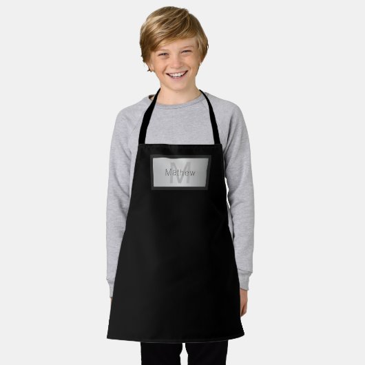 名前とモノグラム |グレーズブラック&シルバーフェイクズ エプロン (着用した状態)