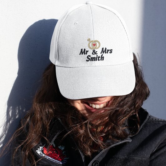 名前とリングや輪結婚の花嫁モダン 刺繍入りキャップ