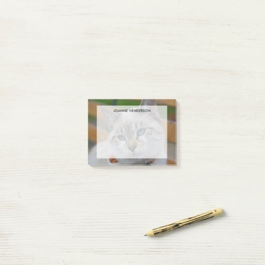 名前と上にあられる完全でカスタムな写真の文字 ポストイット (デスク上)