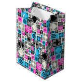 名前と人間関係の追加誕生日マゼンタとブルー ミディアムペーパーバッグ (正面アングル)