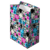 名前と人間関係の追加誕生日マゼンタとブルー ミディアムペーパーバッグ (裏面アングル)