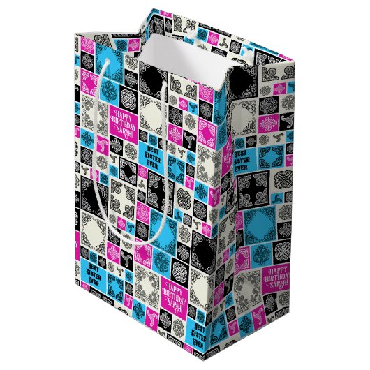 名前と人間関係の追加誕生日マゼンタとブルー ミディアムペーパーバッグ (裏面アングル)
