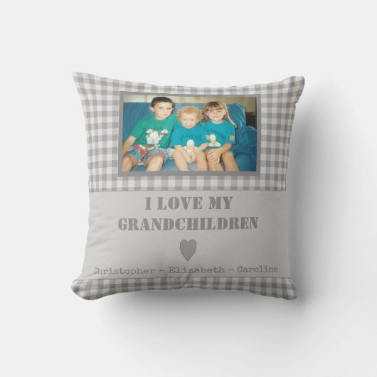 名前と写真が付いた灰色と白のプライドのギンガム クッション (正面)