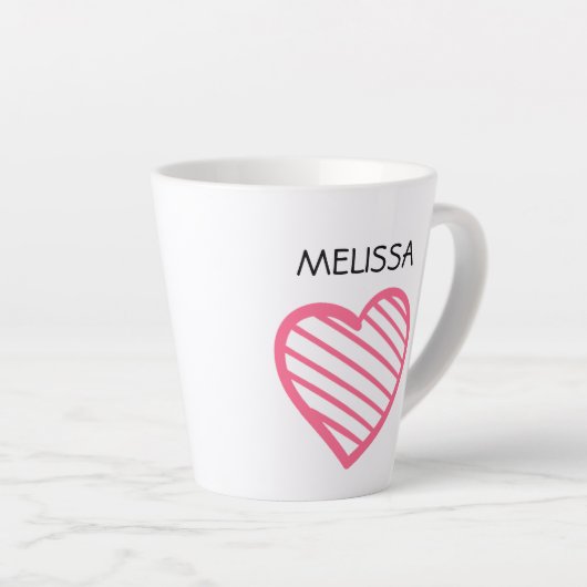名前と可愛いホットピンクストライプのハート カフェラテマグ (右アングル)