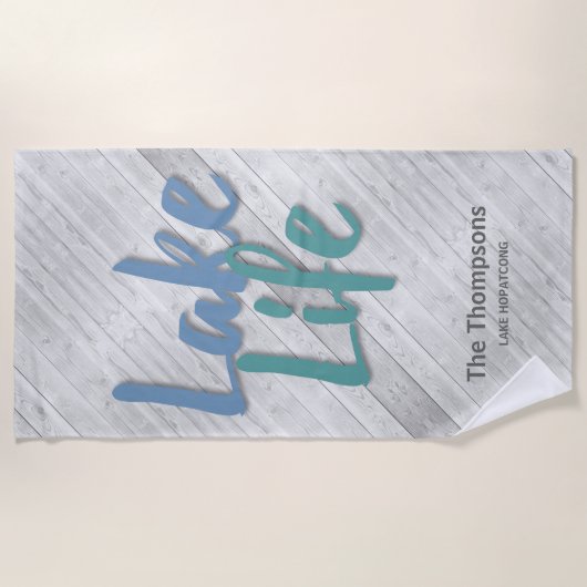 名前と場所を持つレイクライフ木製波止場 ビーチタオル (正面)