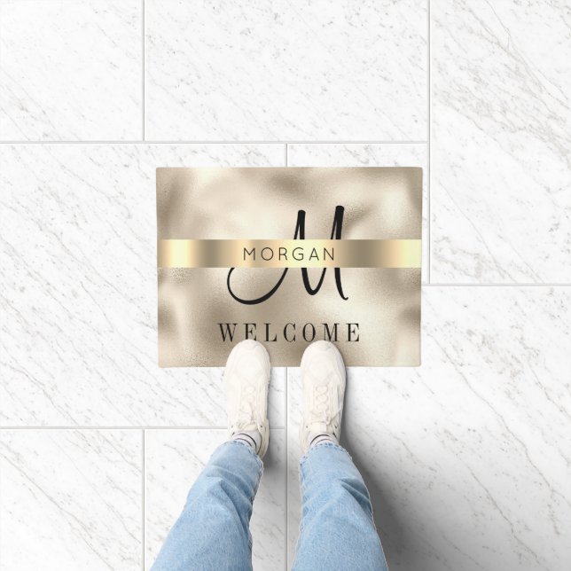 名前と大きいモノグラム、メッセージ、黒い文字、金ゴールド ドアマット (室内)