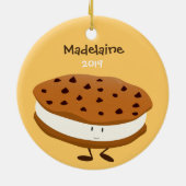 名前と年の付いたかわいいクッキーサンドイッチ |オーナメント セラミックオーナメント (裏面)
