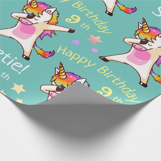 名前と年齢が入ったユニコーンの誕生日パーティー ラッピングペーパー (角)