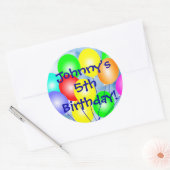 名前と年齢の任意のカラフル誕生日バルーンのシール ラウンドシール (封筒)