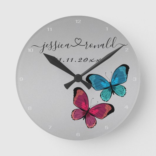 名前と日付が刻まれたシルバーグレイのウェディングギフト ラウンド壁時計 (正面)