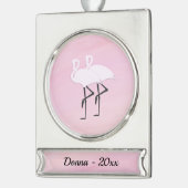 名前と日付の付いたピンクのフラミンゴ シルバープレートバナーオーナメント (左)