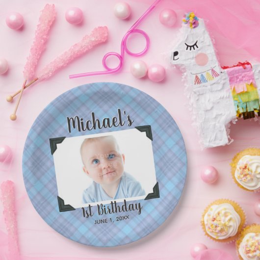 名前と日付の付いたBlue Plaid 1st誕生日の写真 ペーパープレート (パーティー)