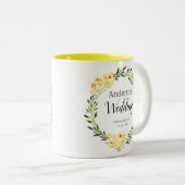 名前と日付イエローウォーター色の花結婚の色 ツートーンマグカップ (正面右)