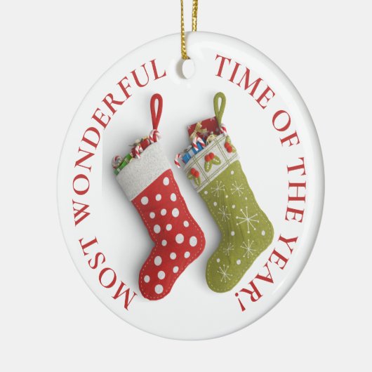 名前と日付、赤と緑のクリスマスストッキング セラミックオーナメント (左)