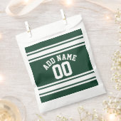 名前と番号を付けたグリーンホワイトスポーツジャージー フェイバーバッグ (クリップ留めされた状態)
