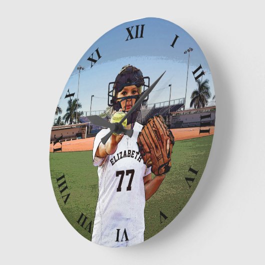 名前と番号を付けたソフトボール選手キャッチャー ラージ壁時計 (傾斜)