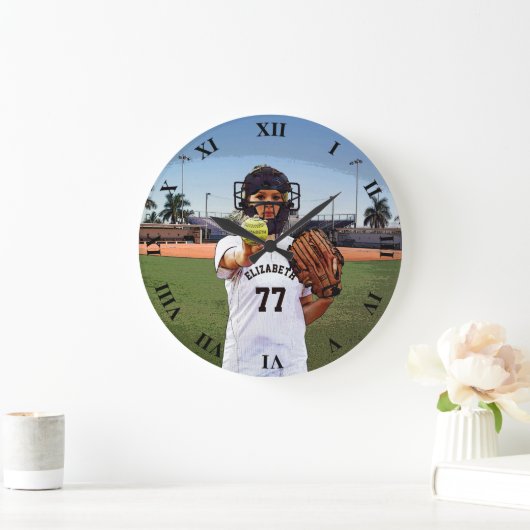名前と番号を付けたソフトボール選手キャッチャー ラージ壁時計 (ホーム)