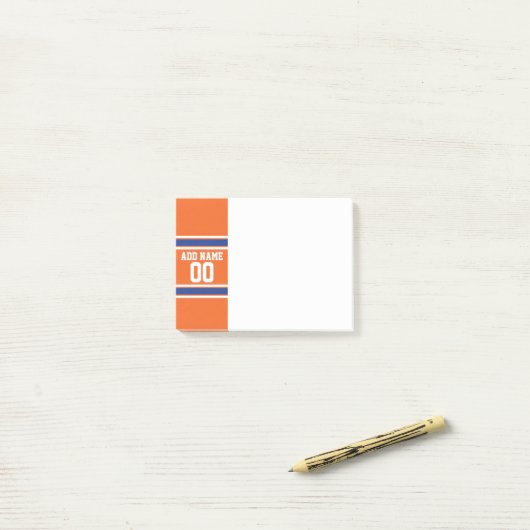 名前と番号を持つオレンジ色のブルースポーツジャージー ポストイット (デスク上)