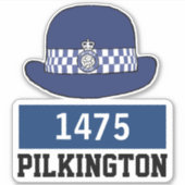 名前と番号を持つ女性の英国警察の巡査ハット シール (正面)