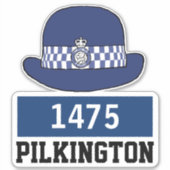 名前と番号を持つ英国の女性警察の巡査ハット シール (正面)