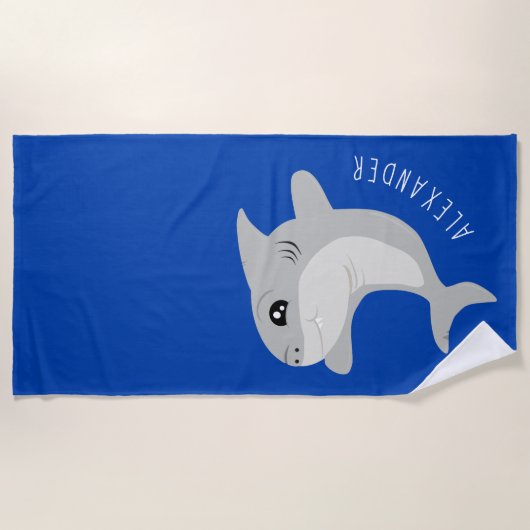 名前と笑顔の灰色のサメ ビーチタオル (正面)