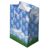 名前と芝生のゴルフバッグを持つ誕生日 ミディアムペーパーバッグ (裏面アングル)