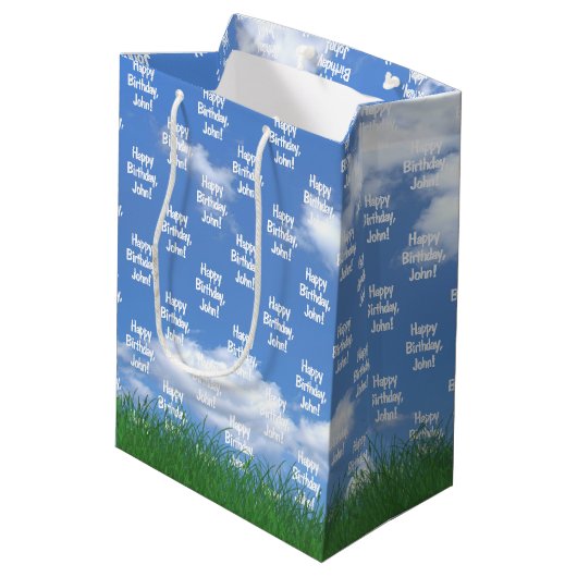 名前と芝生のゴルフバッグを持つ誕生日 ミディアムペーパーバッグ (裏面アングル)
