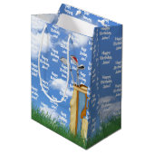 名前と芝生のゴルフバッグを持つ誕生日 ミディアムペーパーバッグ (正面アングル)