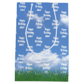 名前と芝生のゴルフバッグを持つ誕生日 ミディアムペーパーバッグ (裏面)