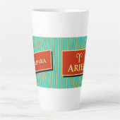 名前と〔占星術の〕十二宮図のサインBarbara Aries カフェラテマグ (正面)