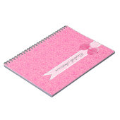 名前のかわいらしいピンクの円形浮彫りのダマスク織のかわいい弓 ノートブック (左側)