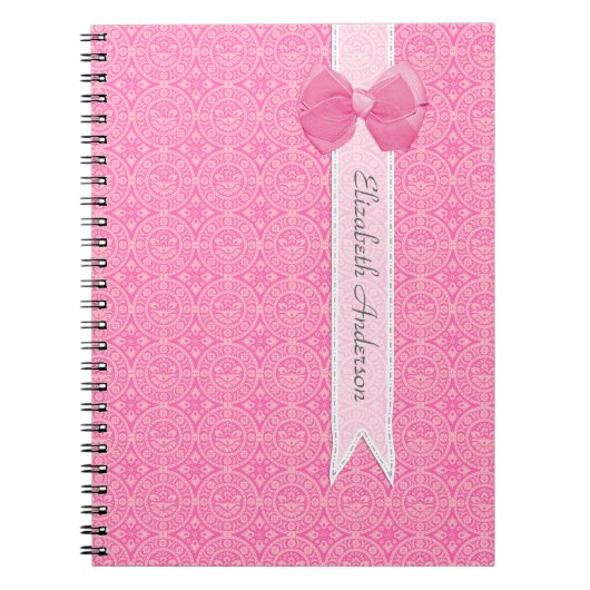 名前のかわいらしいピンクの円形浮彫りのダマスク織のかわいい弓 ノートブック (正面)