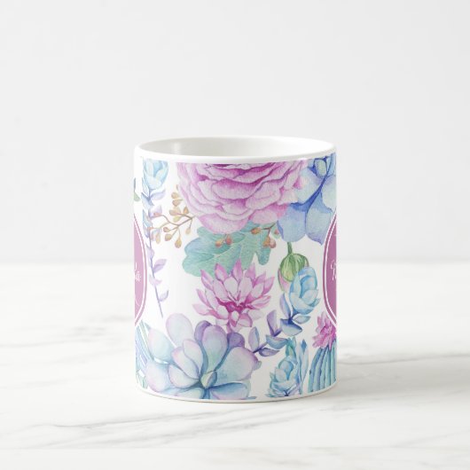 名前のエレガントな紫色および青の水気が多い花柄 コーヒーマグカップ (中央)