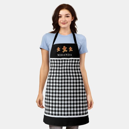 名前のクリスマスを持つバッファローのプレイドジンジャーブレッドマン エプロン (着用した状態)