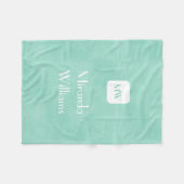 名前のシンプルで、シックで真新しい緑のモノグラム フリースブランケット (正面(横))