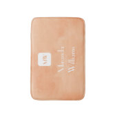 名前のシンプルで、シックなモモのオレンジモノグラム バスマット (正面縦)