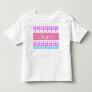 名前のタイポグラフィでパターン化された トドラーTシャツ