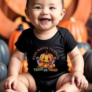 名前のトリックまたは治療おもしろいパンプキンハロウィーンキャンディ ベビーボディスーツ