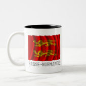 名前のバスーノルマンディーの振る旗 ツートーンマグカップ (左)