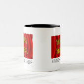 名前のバスーノルマンディーの振る旗 ツートーンマグカップ (中央)
